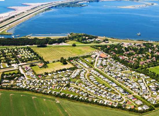 Der Kindercampingplatz in Zeeland liegt direkt am Wasser